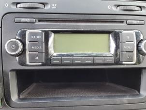 Gebruikte Radio CD Speler Volkswagen Golf V (1K1) 1.9 TDI Prijs € 49,99 Margeregeling aangeboden door Autodemontage Aandijk