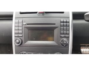 Gebruikte Radio CD Speler Mercedes A (W169) 1.7 A-170 Prijs € 119,99 Margeregeling aangeboden door Autodemontage Aandijk