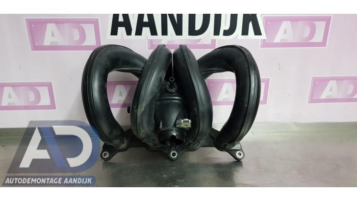 Gebruikte Spruitstuk Inlaat Toyota Yaris II (P9) 1.3 16V VVT-i Prijs € 40,00 Margeregeling aangeboden door Autodemontage Aandijk