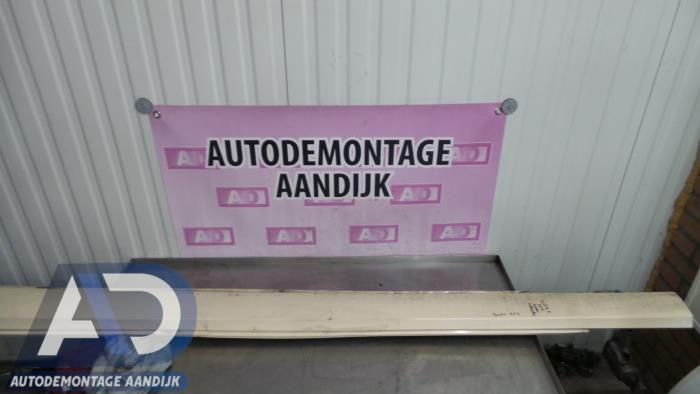 Zijskirt links van een Mercedes-Benz E (W212) E-200 CDI 16V BlueEfficiency,BlueTEC 2013