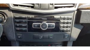 Gebruikte Radio CD Speler Mercedes E (W212) E-200 CDI 16V BlueEfficiency,BlueTEC Prijs € 200,00 Margeregeling aangeboden door Autodemontage Aandijk