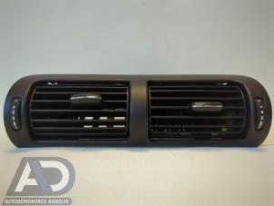 Gebruikte Luchtrooster Dashboard Mercedes C Combi (S203) 2.2 C-200 CDI 16V Prijs € 19,99 Margeregeling aangeboden door Autodemontage Aandijk