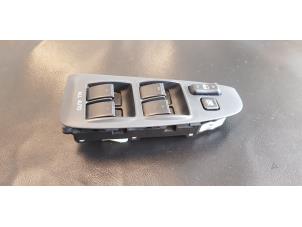 Gebruikte Schakelblok ruiten Toyota Avensis Wagon (T25/B1E) 2.0 16V D-4D Prijs € 35,00 Margeregeling aangeboden door Autodemontage Aandijk