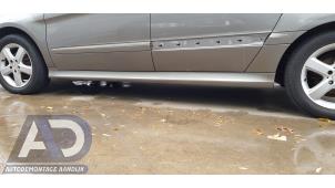 Gebruikte Sideskirt links Mercedes B (W245) 1.7 B-170 16V Prijs € 49,99 Margeregeling aangeboden door Autodemontage Aandijk