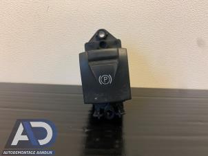 Gebruikte Handrem schakelaar Renault Scénic III (JZ) 2.0 dCi 16V Autom. Prijs € 19,99 Margeregeling aangeboden door Autodemontage Aandijk