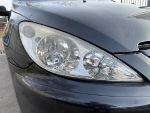 Gebruikte Koplamp rechts Peugeot 307 Break (3E) 1.6 16V Prijs € 39,99 Margeregeling aangeboden door Autodemontage Aandijk