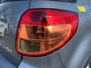 Gebruikte Achterlicht rechts Suzuki SX4 (EY/GY) 1.9 DDiS Grip 4x4 Prijs € 69,99 Margeregeling aangeboden door Autodemontage Aandijk