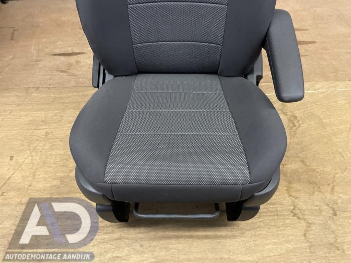Stoel rechts van een Chrysler Voyager/Grand Voyager (RT) 2.8 CRD 16V Grand Voyager 2009
