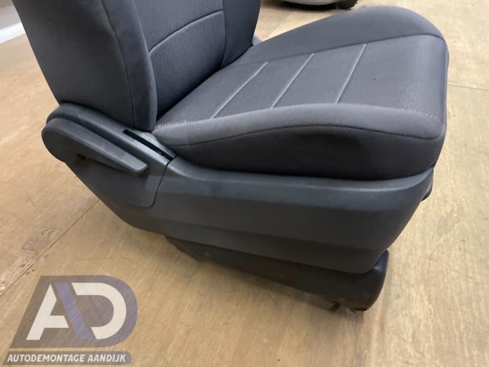 Stoel rechts van een Chrysler Voyager/Grand Voyager (RT) 2.8 CRD 16V Grand Voyager 2009