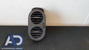 Gebruikte Luchtrooster Dashboard Volkswagen Golf Plus (5M1/1KP) 2.0 TDI 16V Prijs € 19,99 Margeregeling aangeboden door Autodemontage Aandijk