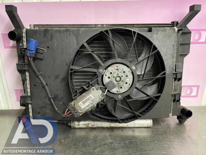 Gebruikte Radiateur Mercedes B (W245) 2.0 B-200 16V Prijs € 49,99 Margeregeling aangeboden door Autodemontage Aandijk