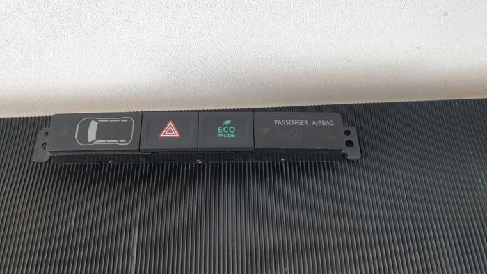 Paniekverlichtings Schakelaar van een Mitsubishi Outlander (GF/GG) 2.0 16V PHEV 4x4 2014