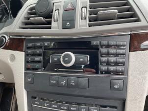 Gebruikte Radio CD Speler Mercedes E (C207) E-350 CGI V6 24V Prijs € 394,99 Margeregeling aangeboden door Autodemontage Aandijk