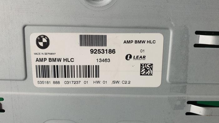 Radio versterker van een BMW X1 (E84) sDrive 20d 2.0 16V 2012