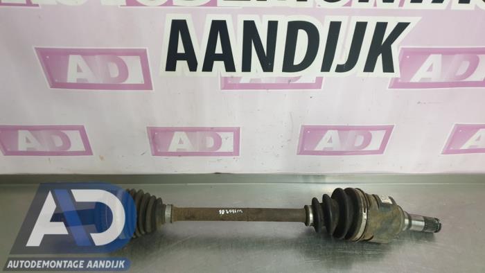 Gebruikte Aandrijfas links-voor Toyota Yaris (P1) 1.3 16V VVT-i Prijs € 29,99 Margeregeling aangeboden door Autodemontage Aandijk