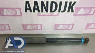 Gebruikte Schokdemper links-achter Peugeot 108 1.2 VTi 12V Prijs € 17,50 Margeregeling aangeboden door Autodemontage Aandijk