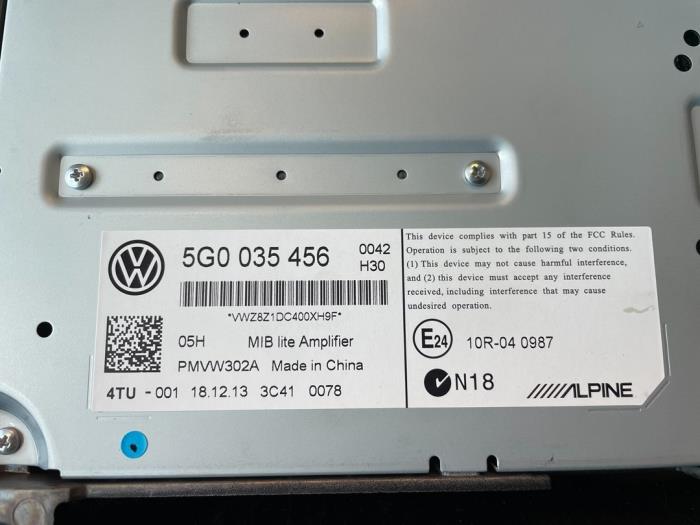 Radio versterker van een Volkswagen Golf Sportsvan (AUVS) 2.0 TDI 150 16V 2015
