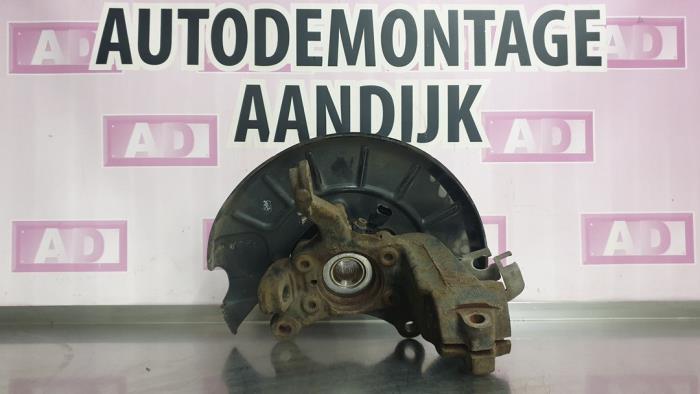 Fusee links-voor van een Audi Q3 (8UB/8UG) 2.0 TDI 16V 140 2014