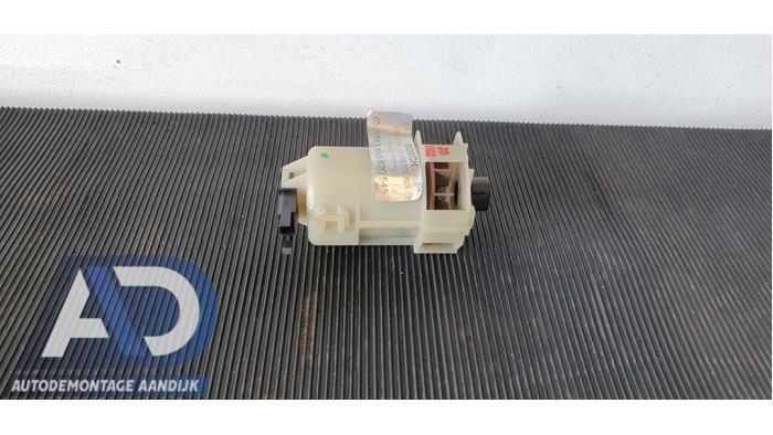 Gebruikte Sensor Temperatuur binnen Audi A4 (B5) 2.6 E V6 Prijs € 24,99 Margeregeling aangeboden door Autodemontage Aandijk