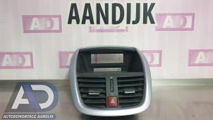 Gebruikte Luchtrooster Dashboard Peugeot 207 CC (WB) 1.6 16V Prijs € 19,99 Margeregeling aangeboden door Autodemontage Aandijk