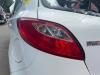 Achterlicht links van een Mazda 2 (DE), 2007 / 2015 1.3 16V S-VT High Power, Hatchback, Benzine, 1.349cc, 63kW (86pk), FWD, ZJ46, 2007-10 / 2015-06, DE13J2; DE14J2 2010