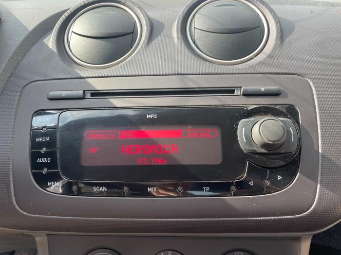 Radio CD Speler van een Seat Ibiza IV (6J5) 1.2 12V 2011