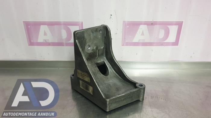 Gebruikte Motorsteun Opel Vivaro 2.5 CDTI 16V Prijs € 34,99 Margeregeling aangeboden door Autodemontage Aandijk