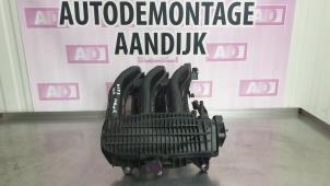 Gebruikte Inlaatspruitstuk Peugeot 108 1.2 VTi 12V Prijs € 49,99 Margeregeling aangeboden door Autodemontage Aandijk