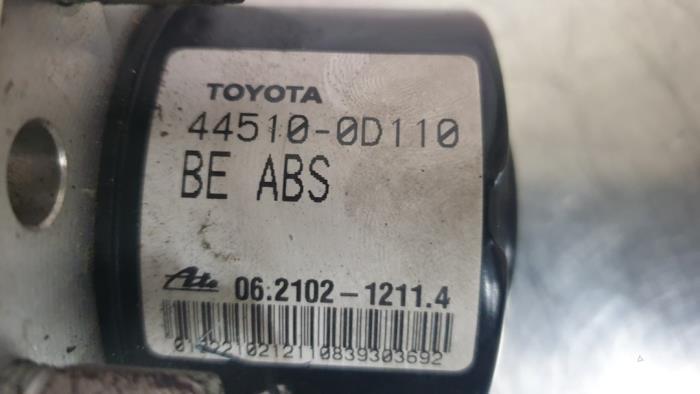 ABS Pomp van een Toyota Yaris II (P9) 1.0 12V VVT-i 2010