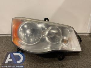 Gebruikte Rechter Koplamp Chrysler Voyager/Grand Voyager (RT) 2.8 CRD 16V Grand Voyager Prijs € 174,99 Margeregeling aangeboden door Autodemontage Aandijk