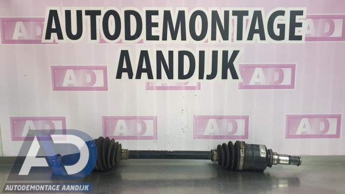 Gebruikte Aandrijfas links-voor Toyota Yaris (P1) 1.3 16V VVT-i Prijs € 29,99 Margeregeling aangeboden door Autodemontage Aandijk