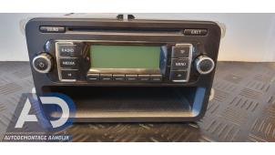 Gebruikte Radio CD Speler Volkswagen Golf VI (5K1) 1.2 TSI BlueMotion Prijs € 49,99 Margeregeling aangeboden door Autodemontage Aandijk