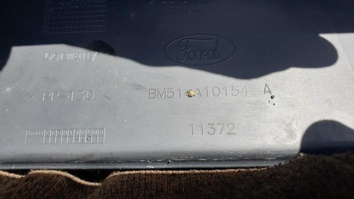Sideskirt rechts van een Ford Focus 3 Wagon 1.6 TDCi 95 2012