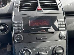 Gebruikte Radio CD Speler Mercedes A (W169) 1.5 A-150 5-Drs. Prijs € 99,99 Margeregeling aangeboden door Autodemontage Aandijk
