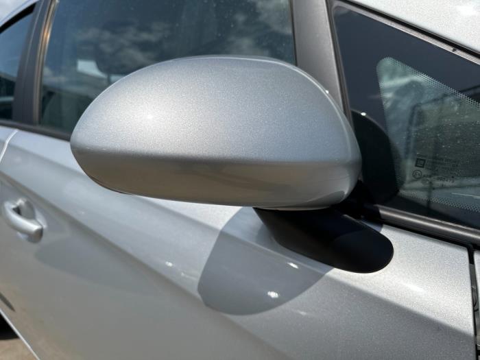 Buitenspiegel rechts van een Opel Corsa E 1.2 16V 2016
