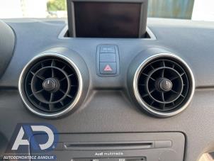 Gebruikte Luchtrooster Dashboard Audi A1 (8X1/8XK) 1.6 TDI 16V Prijs € 17,49 Margeregeling aangeboden door Autodemontage Aandijk