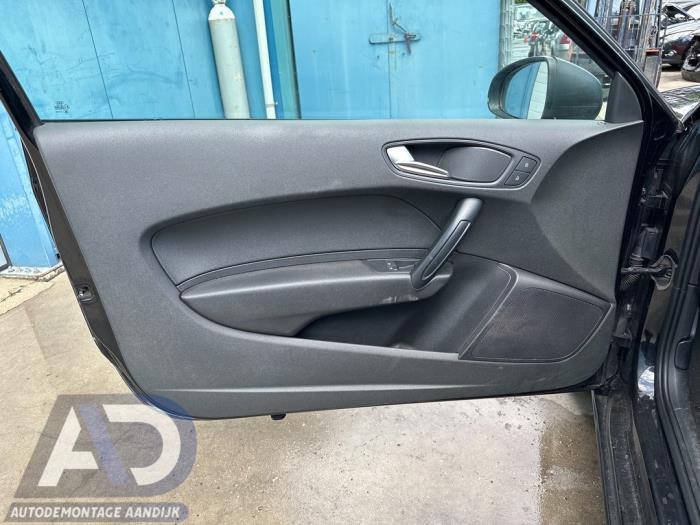 Portierbekleding 2Deurs links van een Audi A1 (8X1/8XK) 1.6 TDI 16V 2012