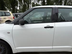 Gebruikte Portier 4Deurs links-voor Suzuki Swift (ZA/ZC/ZD1/2/3/9) 1.3 VVT 16V Prijs € 99,99 Margeregeling aangeboden door Autodemontage Aandijk