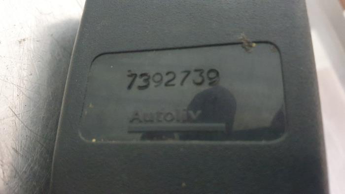 Veiligheidsgordel Insteek links-achter van een Peugeot 207/207+ (WA/WC/WM) 1.6 16V GT THP 2009