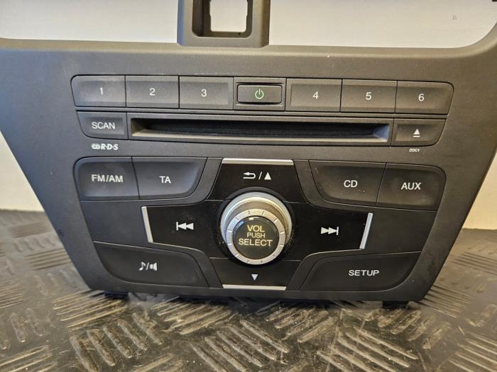 Radio CD Speler van een Honda Civic (FK1/2/3) 1.4i VTEC 16V 2013