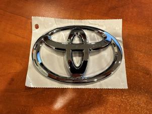 Gebruikte Embleem Toyota Aygo (B10) 1.0 12V VVT-i Prijs € 29,99 Margeregeling aangeboden door Autodemontage Aandijk