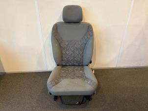 Gebruikte Voorstoel rechts Opel Vivaro 1.9 DTI 16V Prijs € 199,99 Margeregeling aangeboden door Autodemontage Aandijk