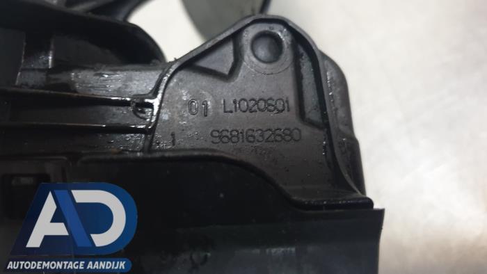 Tank Klep van een Peugeot 308 SW (4E/H) 1.6 HDi 16V 2010