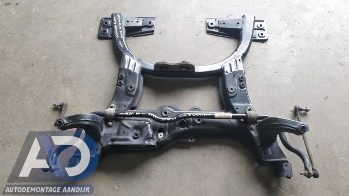 Subframe van een Mercedes-Benz B (W246) 1.6 B-180 BlueEFFICIENCY Turbo 16V 2014