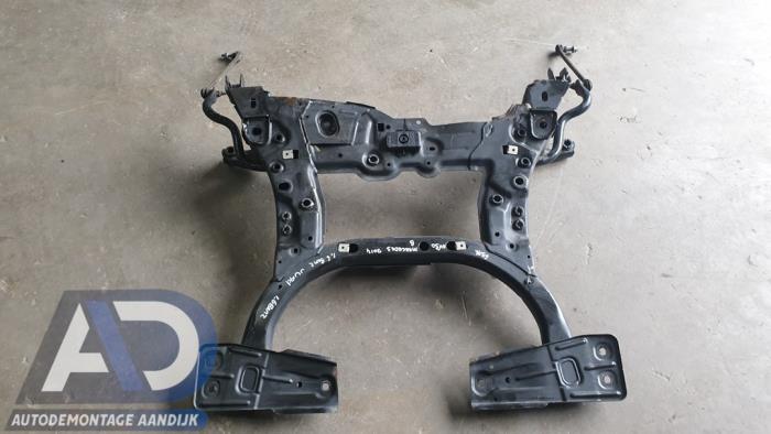 Subframe van een Mercedes-Benz B (W246) 1.6 B-180 BlueEFFICIENCY Turbo 16V 2014