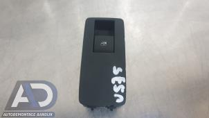 Gebruikte Ruit schakelaar elektrisch Opel Insignia Sports Tourer 1.6 Turbo 16V Ecotec Prijs € 9,99 Margeregeling aangeboden door Autodemontage Aandijk