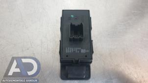 Gebruikte Ruit schakelaar elektrisch Opel Insignia Sports Tourer 1.6 Turbo 16V Ecotec Prijs € 9,99 Margeregeling aangeboden door Autodemontage Aandijk