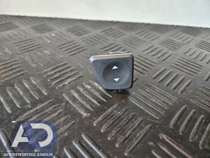 Gebruikte Elektrisch Raam Schakelaar Fiat 500 (312) 1.2 Prijs € 9,99 Margeregeling aangeboden door Autodemontage Aandijk