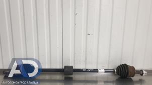 Gebruikte Aandrijfas rechts-voor Opel Corsa E 1.4 16V Prijs € 39,99 Margeregeling aangeboden door Autodemontage Aandijk