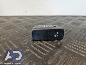 Gebruikte Bandenspanning schakelaar Skoda Citigo 1.0 12V Prijs € 14,99 Margeregeling aangeboden door Autodemontage Aandijk